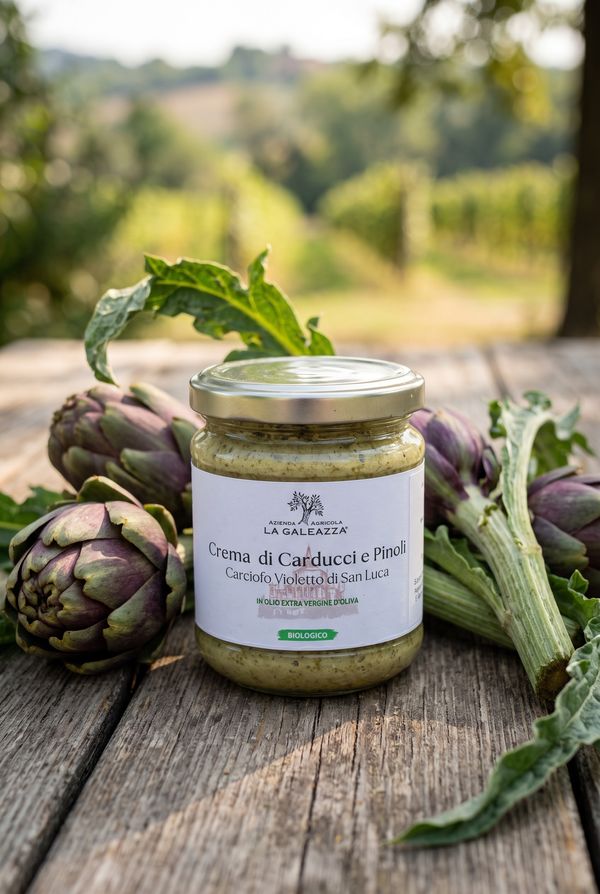 Barattolo di crema di carducci e pinoli di Carciofo Violetto di San Luca biologica de La Galeazza, tra carciofi e foglie
