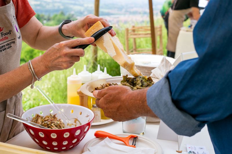 Carciofi Violetto di San Luca crudi a fettine con scaglie di formaggio, serviti durante una degustazione sui colli bolognesi