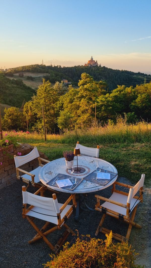 Tavolo apparecchiato con lavanda al tramonto, davanti al Santuario di San Luca